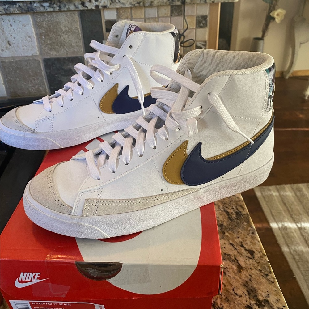 Nike Blazer Mid ‘77 White/Blue Void-Metallic Gold 7y